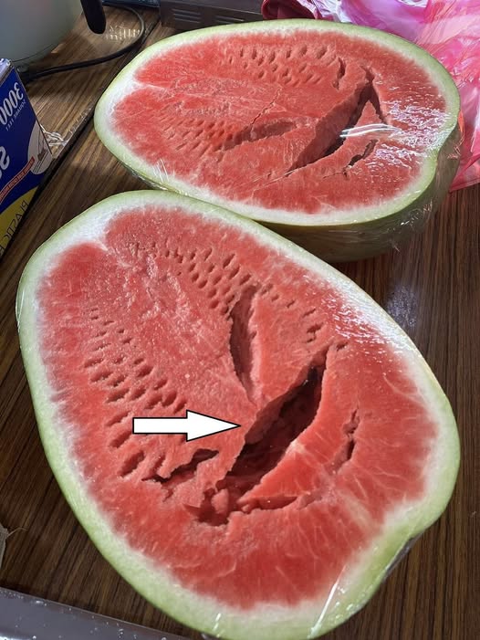 Du skar en vattenmelon och såg sprickor? Sluta äta den omedelbart! Här är vad det betyder! Se mer..👇👇