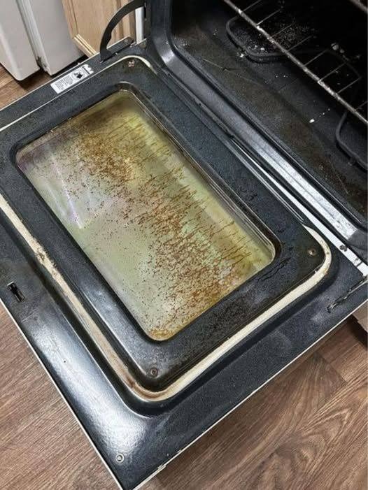 Hur tar jag bort dessa fläckar? I köket provade jag bikarbonat och solbränna, men bara en liten bit lossnade. Alla tips skulle vara tacksamma! Från –