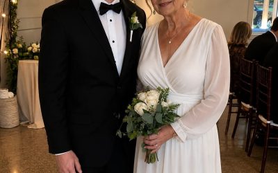 Jag gifte mig med en äldre kvinna för pengar och ett ställe att bo – Efter hennes begravning gav advokaten mig en låda och sa: “Det här är vad du verkligen ville ha”