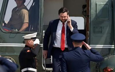 JD Vance dragits av planet – Ilfart till Vita huset för akutvård…Se mer