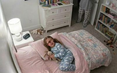 Min åttaåriga dotter fortsatte att säga att hennes säng var “för trång”. Klockan två på natten visade kameran mig äntligen varför. I tre veckor hade min dotter Mia upprepat samma konstiga fras innan hon gick och la sig: “Mamma… min säng är för trång.” Först trodde jag att det bara var en av de där konstiga fraserna som barn hittar på när de inte kan förklara sitt obehag. Mia var åtta, påhittig och ibland dramatisk när hon inte ville sova. “Vad menar du med ‘för trång’?” frågade jag en kväll när jag svepte in henne i en filt.
