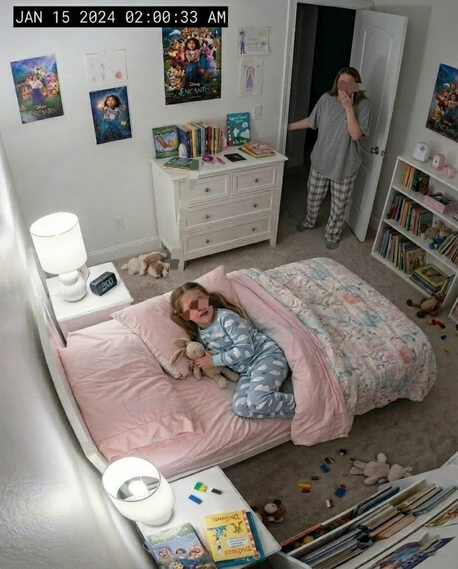 Min åttaåriga dotter fortsatte att säga att hennes säng var “för trång”. Klockan två på natten visade kameran mig äntligen varför. I tre veckor hade min dotter Mia upprepat samma konstiga fras innan hon gick och la sig: “Mamma… min säng är för trång.” Först trodde jag att det bara var en av de där konstiga fraserna som barn hittar på när de inte kan förklara sitt obehag. Mia var åtta, påhittig och ibland dramatisk när hon inte ville sova. “Vad menar du med ‘för trång’?” frågade jag en kväll när jag svepte in henne i en filt.